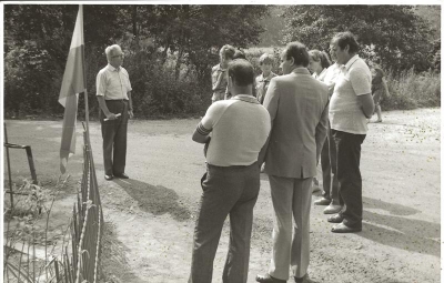 Przy pomniku Partyzantów w Dębowej 1987r.